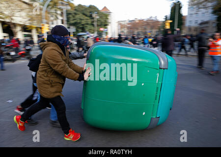 Barcelona/Spanien - Dezember 21, 2018: Anti clash Ausschreitungen der Polizei gegen Demonstranten während der Proteste gegen die Feier des Spanischen Stockfoto