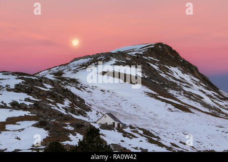 Vollmond über Larra durch Schnee im Dezember abgedeckt Stockfoto