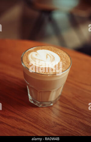 Flachbild-weiß Kaffee auf dem Tisch von oben betrachten Ith latte Kunst auf Schaumig top Stockfoto