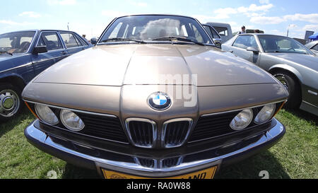 Kiew, Ukraine - 28. APRIL 2018: Weite Einstellung auf den vorderen Teil des Vintage BMW Auto bei Open-Air-Ausstellung Stockfoto