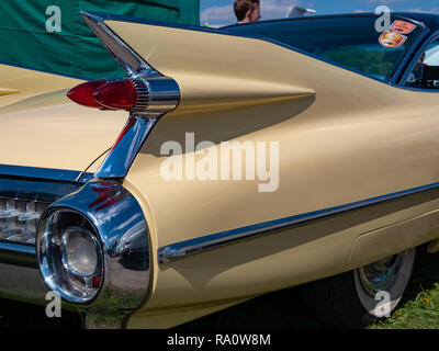 Kiew, Ukraine - 28. APRIL 2018: Zurück von Classic retro amerikanisches Auto mit Rakete wie Flügel Stockfoto