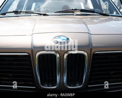 Kiew, Ukraine - April 28, 2018: Nahaufnahme von Auto Kühlergrill mit BMW-Emblem auf der Motorhaube Stockfoto