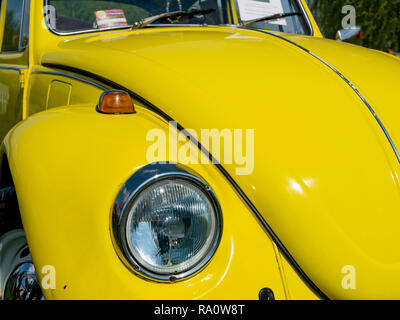 Kiew, Ukraine - April 28, 2018: Nahaufnahme von hellen gelben Käfer vw retro Auto mit runde Scheinwerfer Stockfoto