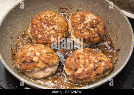Hausgemachte Hähnchen Schnitzel gebraten in der Pfanne Stockfoto