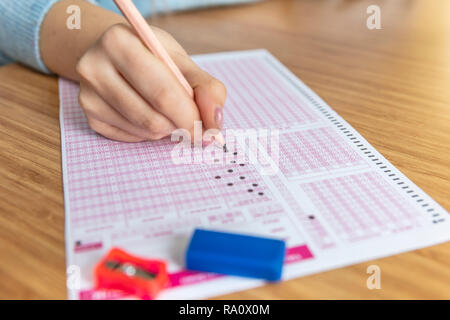 Bleistift Zeichnung Auswahl auf Fragebögen. Hand füllen Sie Prüfung Kohlepapier computer Blatt und Bleistift. Stockfoto