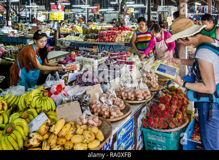 Editorial: Buak hatte Markt, Phra Sing, Mueang Chiang Mai, Chiang Mai 50200, 8/24/15 Käufer an den Markt über 10 bin. Toruists und Einheimischen Stockfoto