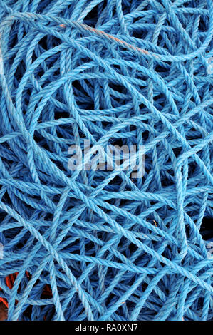 Detail der Lose Spulen des blauen Segeln festmacher Seil/Seile am Hafen. Stockfoto