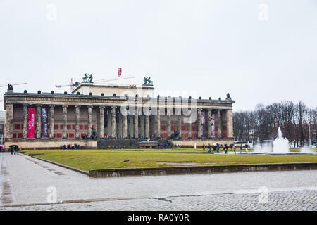 BERLIN, DEUTSCHLAND - MÄRZ 2018: Altes Museum am Lustgarten in einer verschneiten Ende des Winters Tag entfernt Stockfoto