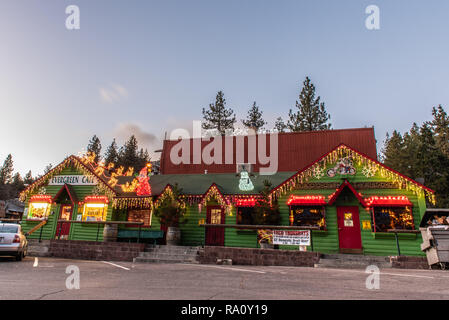 Evergreen Cafe und Racoon Limousine in Weihnachten Lichter auf immergrünen Rd in Wrightwood, Kalifornien, USA, am 28. Dezember 2018 eingerichtet. Stockfoto