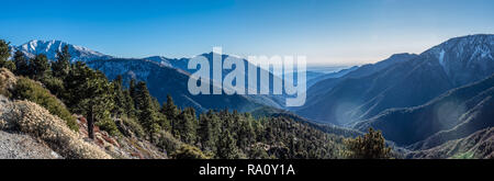 Panorama der schneebedeckten Blue Ridge aus Inspiration Point in Wrightwood, Kalifornien. Stockfoto