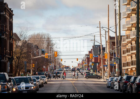 OTTAWA, Kanada - 11 November, 2018: Typisch Nordamerikanische Wohnstraße im Herbst in Centertown, Ottawa, Ontario, am Nachmittag mit Autos Stockfoto
