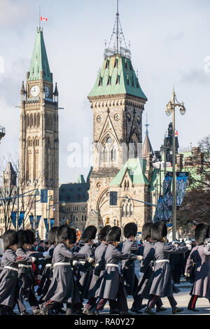 OTTAWA, Kanada - 11. NOVEMBER 2018: Feierliche Guard des Generalgouverneurs Fußschutz von Kanada, während remebrance Day Parade vor dem Können Stockfoto