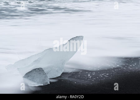 Eisbrocken von einem Gletscher auf Diamond Beach, ein schwarzer Sandstrand in Island gebrochen Stockfoto