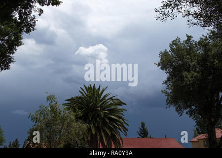 Drohenden Gewitter wolken über einem Wohngebiet in Gauteng, Südafrika Bild im Querformat mit Kopie Raum Stockfoto