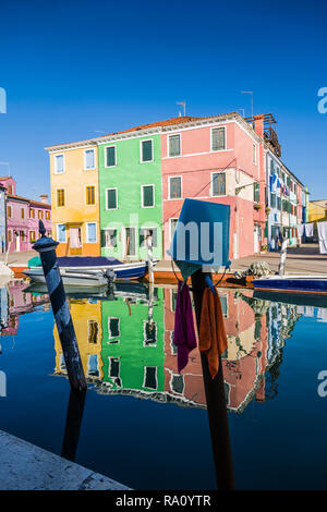 Bemalte Gebäude und Reflexionen, Burano, Venedig, Italien. Stockfoto