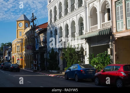 Boutique-Hotel Casa Blanca (rechts) und im Hintergrund das Wahrzeichen Phromthep Clocktower in der Altstadt von Phuket Town, Phuket, Thailand Stockfoto