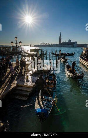 Touristen für Gondeln, Venedig, Italien warten. Stockfoto