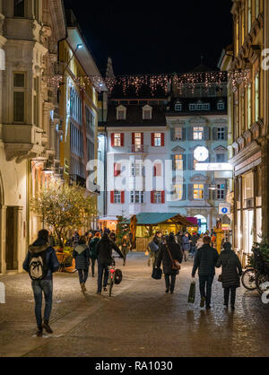 Bozen am Abend während der Weihnachtszeit. Trentino Alto Adige, Italien. Stockfoto