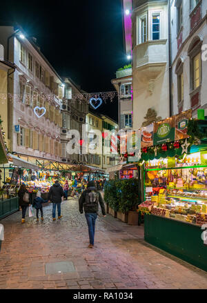 Bozen am Abend während der Weihnachtszeit. Trentino Alto Adige, Italien. Stockfoto