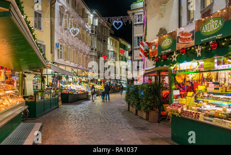 Bozen am Abend während der Weihnachtszeit. Trentino Alto Adige, Italien. Stockfoto