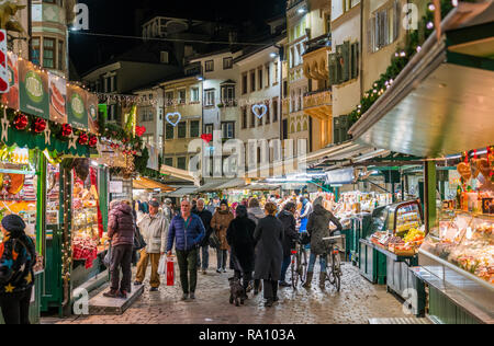 Bozen am Abend während der Weihnachtszeit. Trentino Alto Adige, Italien. Stockfoto