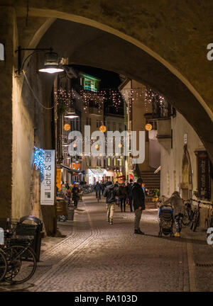 Bozen am Abend während der Weihnachtszeit. Trentino Alto Adige, Italien. Stockfoto