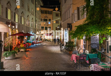 Bozen am Abend während der Weihnachtszeit. Trentino Alto Adige, Italien. Stockfoto