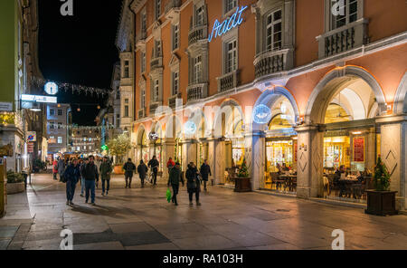 Bozen am Abend während der Weihnachtszeit. Trentino Alto Adige, Italien. Stockfoto