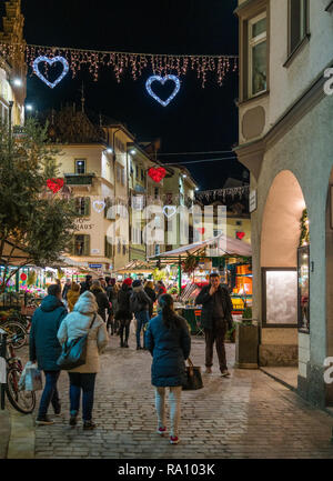 Bozen am Abend während der Weihnachtszeit. Trentino Alto Adige, Italien. Stockfoto