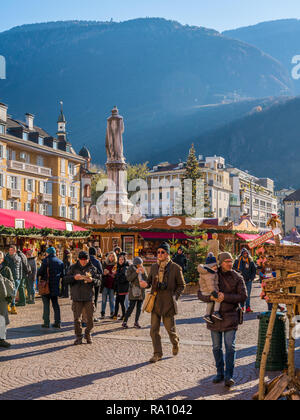 Weihnachtsmarkt in Bozen an einem sonnigen Wintertag. Trentino Alto Adige, Italien. Stockfoto