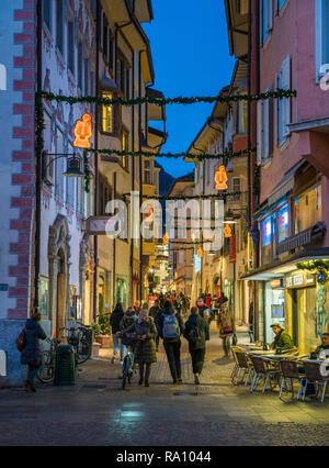 Bozen am Abend während der Weihnachtszeit. Trentino Alto Adige, Italien. Stockfoto