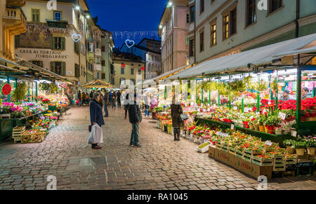 Bozen am Abend während der Weihnachtszeit. Trentino Alto Adige, Italien. Stockfoto