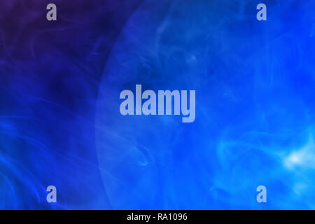 Blaue Farbe Tinte geflossen in Wasser. Abstrakt Blau Farbe Muster Hintergrund. Stockfoto