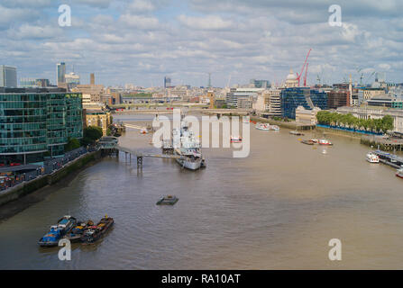 LONDON, UK, 24. Mai 2016: Die Themse in London in der Nähe der Tower Bridge mit der Leichter Kreuzer HMS Belfast und London Bridge auf einem sonnigen da Stockfoto