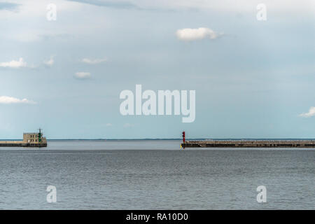 Gdynia, Polen, 25. August 2018: Einer von zwei Eingang nach Gdynia Hafen. Stockfoto