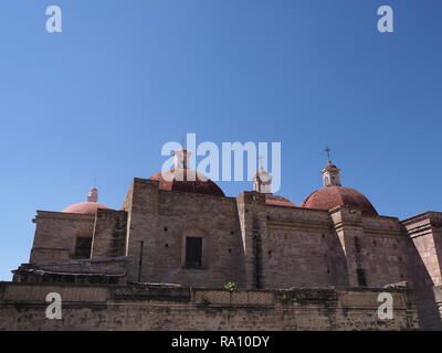 Seite von San Pedro Kirche in Mitla Stadt wichtige archäologische Stätte von zapotec Kultur in Oaxaca, Mexiko Landschaften mit klaren blauen Himmel in 201 Stockfoto