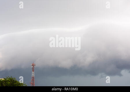 Dunkle Regenwolken vor Gewitter. Graue Gewitterwolken vor Regen. Stockfoto