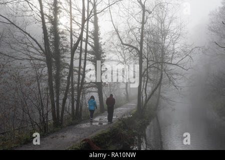 Paar an Etherow Country Park an einem nebligen Morgen im Winter. Compstall, Stockport, England. Stockfoto