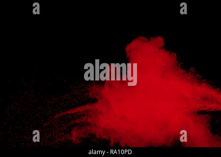 Rote Farbe pulverexplosion Cloud auf schwarzem Hintergrund Stockfoto