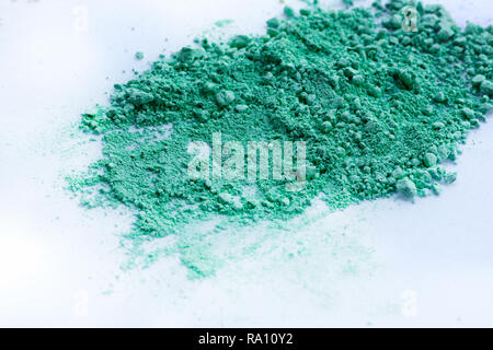 Grüne Farbe Hintergrund der Kreide Pulver. Grüne Farbe Staubpartikel spritzte auf weißem Hintergrund. Stockfoto