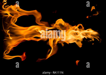 Feuer Flammen auf schwarzem Hintergrund. Stockfoto
