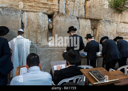 Orthodoxe Juden beten an der Klagemauer in Jerusalem. Israel Stockfoto