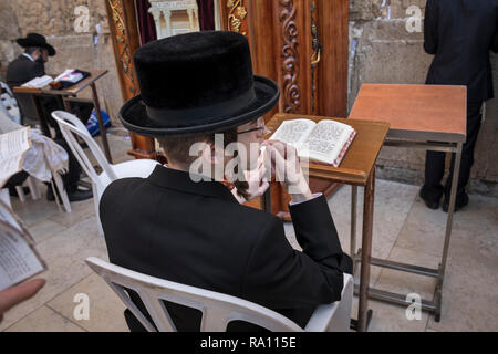 Eine junge Orthodoxe Juden beten an der Klagemauer in Jerusalem. Israel Stockfoto