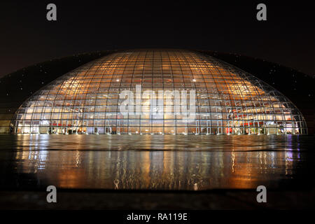 Außenansicht bei Nacht, Beijing Concert Hall, entworfen von der französische Architekt Paul Andreu. China, Peking, Stockfoto