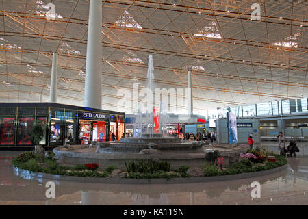 Terminal 3 Abflug Lounge mit Brunnen, am Internationalen Flughafen Peking, Peking, China. Stockfoto