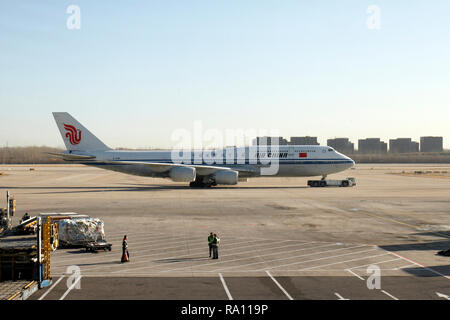Boeing 747-89L am internationalen Flughafen Peking Capital, Terminal 3. China. Stockfoto