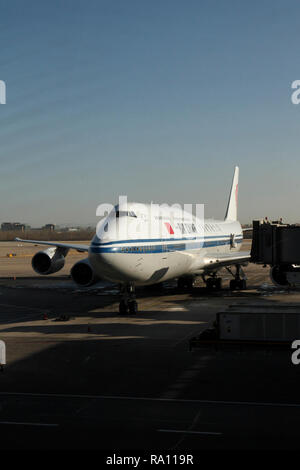 Boeing 747-89L am internationalen Flughafen Peking Capital, Terminal 3. China. Stockfoto