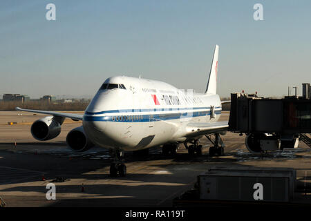 Boeing 747-89L am internationalen Flughafen Peking Capital, Terminal 3. China. Stockfoto