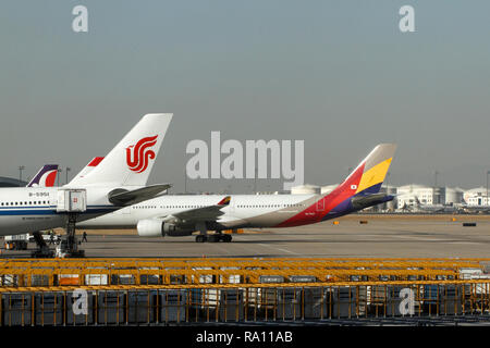 Tailplanes von langstreckenflügen Jets an der Beijing Capital International Flughafen. Stockfoto