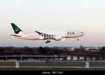 Boeing 777-240, Pakistan International Airlines. PIA. Landung am Flughafen Heathrow Terminal 5, London. UK. Stockfoto